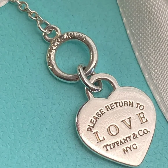Return to Tiffany Blue Heart Tag Toggle Bracelet. - Picture 4 of 6